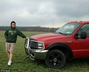 Canada - Austin Christopher, mollata dalla fidanzata, si è sfogato su due buche (Foto Facebook)