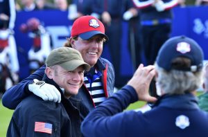 Phil Mickelson in posa per una foto ricordo a Gleneagles (Foto Afp)