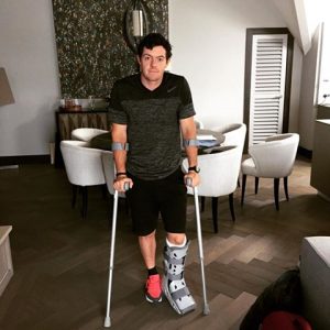 Rory McIlroy con le stampelle