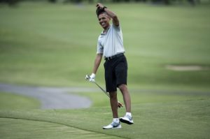 US President Barack Obama arrives on the 18th hole of the Mid-Pacific Country Club's golf course December 21, 2015 in Kailua, Hawaii. Obama and the First Family are in Hawaii for vacation. / AFP / BRENDAN SMIALOWSKI