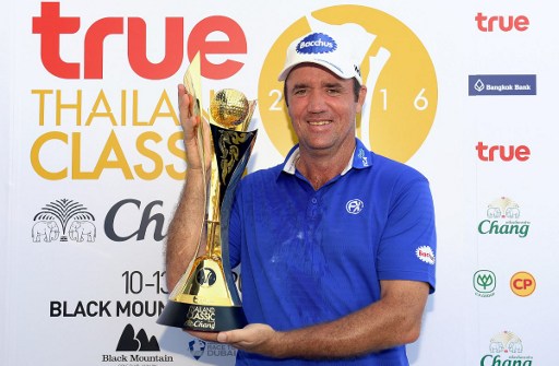 Scott Hend alza il trofeo ("AFP PHOTO / ASIAN TOUR / PAUL LAKATOS")