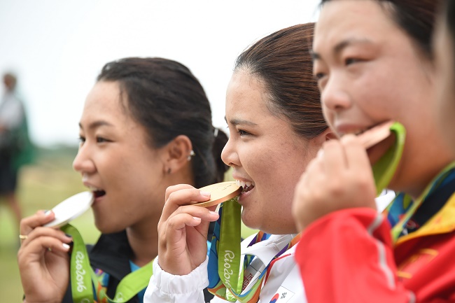 (From L to R) New Zealand's Lydia Ko with silver, South Korea's Park Inbee with her gold medal, China's Feng Shanshan with Bronze pose on the podium of the Women's individual stroke play at the Olympic Golf course during the Rio 2016 Olympic Games in Rio de Janeiro on August 20, 2016. / AFP PHOTO / Jim WATSON