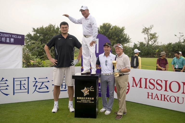 This handout photo taken by Power Sport Images on October 23, 2016 shows (L-R) Yao Ming, Gary Player, Tenniel Chu, Michael Douglas at the 1st hole of the World Celebrity Pro-Am 2016 Mission Hills China Golf Tournament in Haikou. / AFP PHOTO / POWER SPORT IMAGES / Marcio MACHADO / XGTY / RESTRICTED TO EDITORIAL USE - MANDATORY CREDIT "AFP PHOTO / Power Sport Images / Marcio Machado" - NO MARKETING - NO ADVERTISING CAMPAIGNS - DISTRIBUTED AS A SERVICE TO CLIENTS - NO ARCHIVES