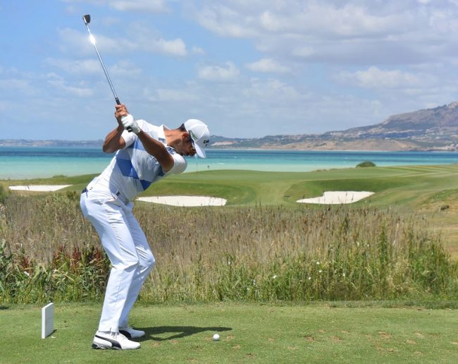 SCIACCA Alvaro Quiros, defending champion, sul tee della 7 nel giro finale del Rocco Forte Sicilian Open 20107 (foto Afp).