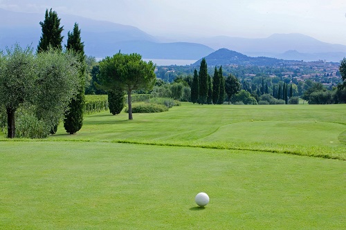 Una buca del Garda Golf in provincia di Brescia