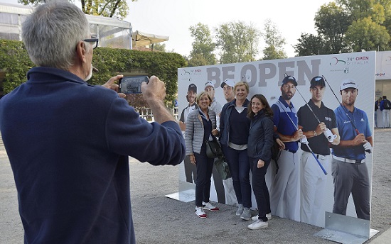 Open d'Italia MONZA Una foto ricordo nel villaggio allestito al Golf Milano nell'ottobre 2017 (foto Ansa).