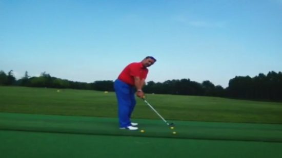 Il maestro di golf Ferruccio Crotti in azione.