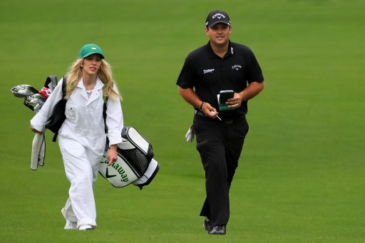 AUGUSTA Patrick Reed e la moglie Justine Karain in versione caddie nel Par 3 Contest che ha preceduto l'Augusta Masters 2018 