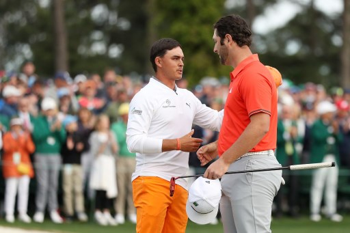 AUGUSTA Rickie Fowler e Jon Rahm si stringono la mano alla buca 18: l'appuntamento con un major per loro è rimandato - Patrick Reed