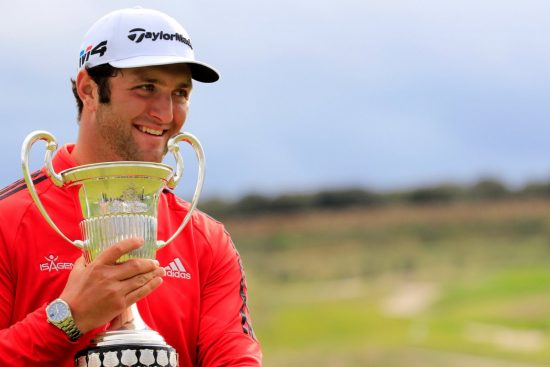 MADRID Jon Rahm si concede un sorriso col trofeo appena conquistato (foto Twitter)