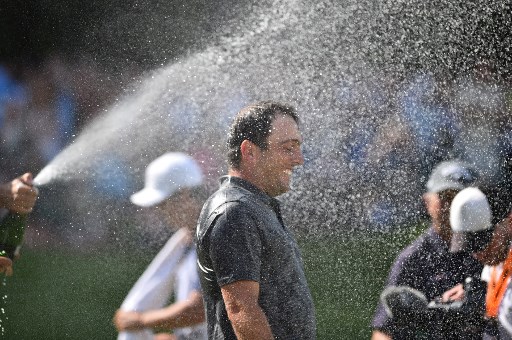 SURREY Francesco Molinari inaffiato con lo champagne dopo la vittoria a Wentworth (Foto Afp)