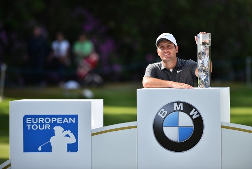 SURREY Francesco Molinari, il ritratto della felicità con il trofeo in mano (Foto Afp).