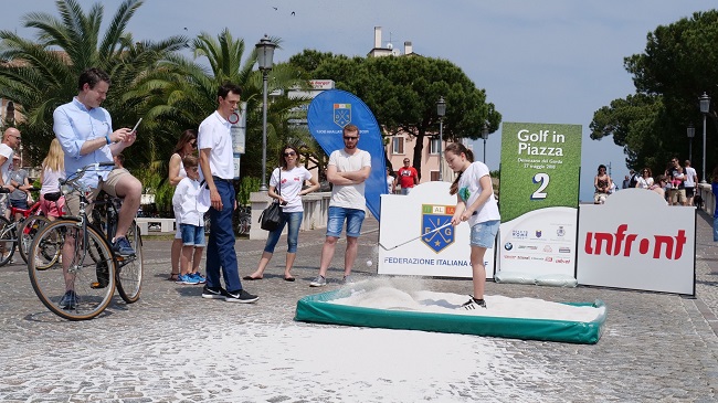 Un momento della manifestazione Golf in Piazza a Desenzano.