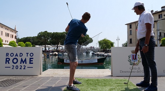 Un momento della manifestazione Golf in Piazza a Desenzano.