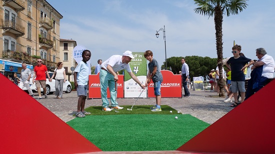 Un momento della manifestazione Golf in Piazza a Desenzano.