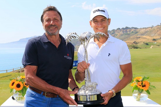 SCIACCA Sir Rocco Forte premia Joakim Lagergren per la sua prima vittoria nel Rocco Forte Sicilian Open (© Golffile | Phil Inglis).