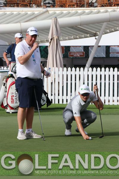 DUBAI - Haotong Li e il suo caddie nel giro di prova del Dubai Desert Classic