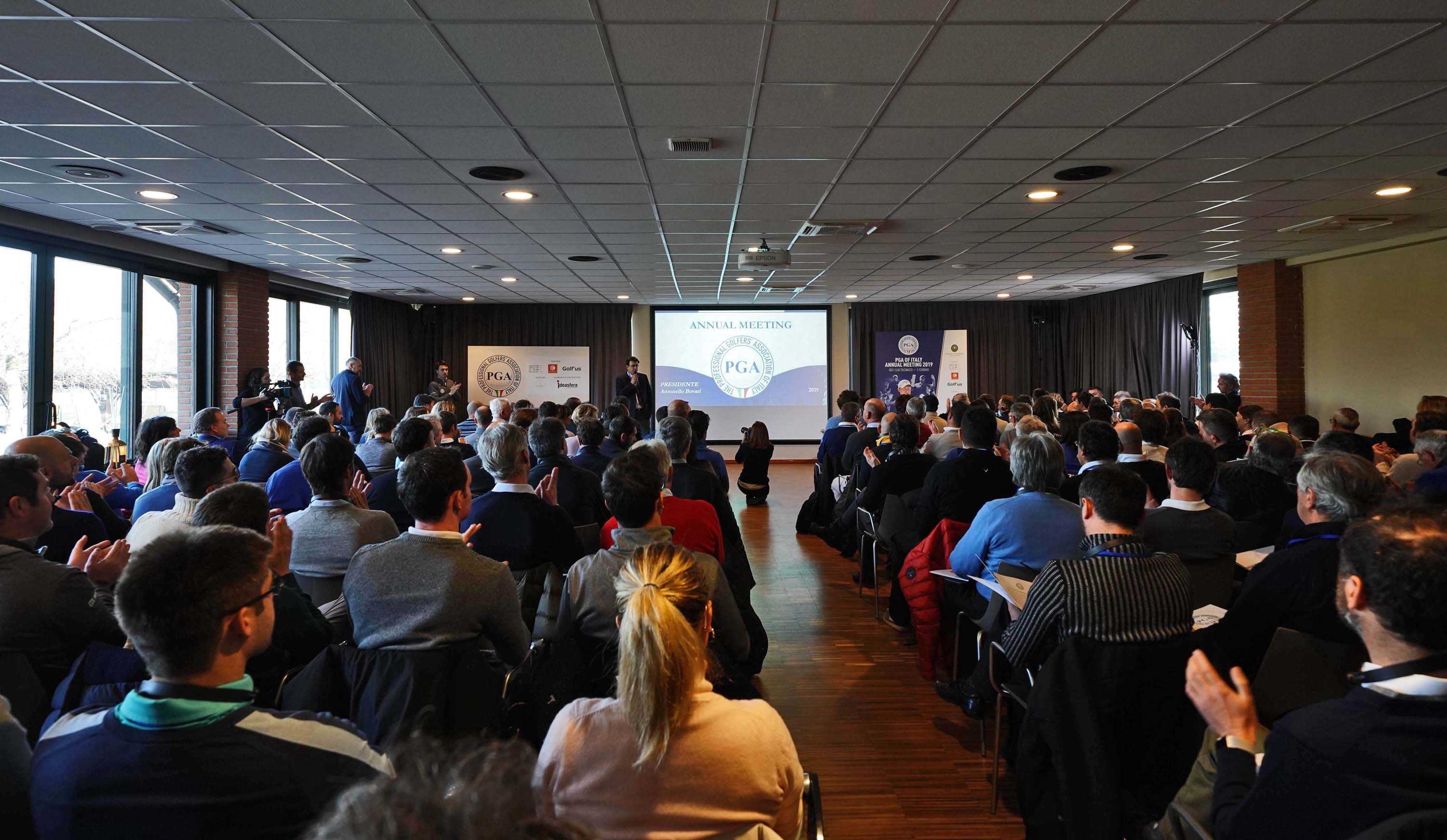 La sala conferenze di Tolcinasco tutta esaurita (foto Scaccini/Pons)