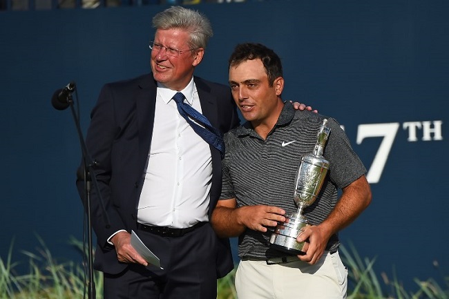 Martin Slumbers in posa con Francesco Molinari dopo la consegna del Claret Jug per la vittoria del 147th Open Championship a Carnoustie lo scorso 22 luglio (Foto di Andy BUCHANAN / AFP).