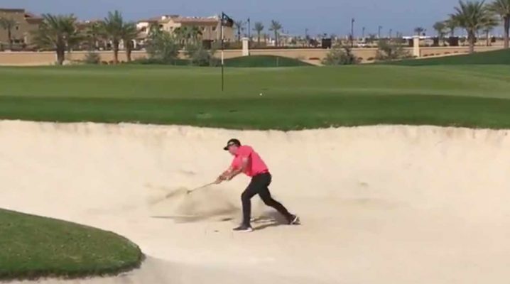 Sergio Garcia si sfoga durante il secondo giro del Saudi International.