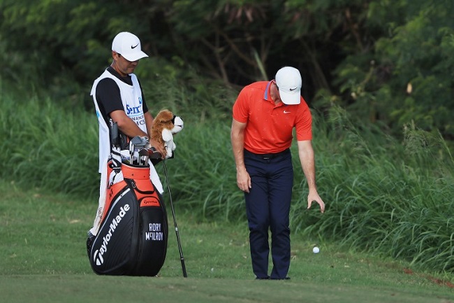 LAHAINA Rory McIlroy alle prese con uno dei primi droppaggi ad altezza ginocchio: era il 4 gennaio e si giocava il Sentry Tournament of Champions alle Hawaii (foto di Sam Greenwood/Getty Images/AFP).