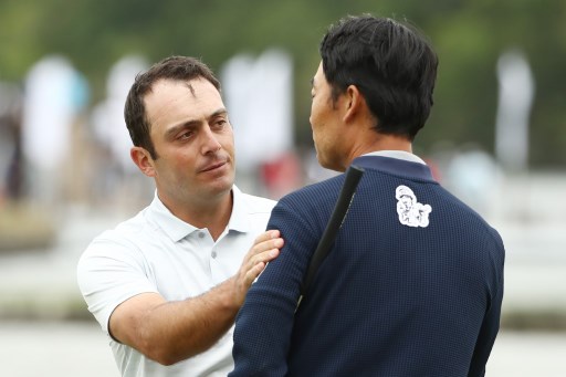 AUSTIN Francesco Molinari sembra consolare Kevin Na: "Non è colpa tua, sono troppo forte io ora" sembra dire il piemontese (foto Ezra Shaw/Getty Images/AFP)