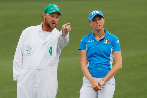 AUGUSTA Caterina Don e il suo caddie nel giro finale dell'Augusta National Women's Amateur (Foto Kevin C. Cox/Getty Images/AFP).