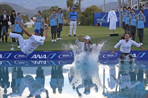 RANCHO MIRAGE E dopo la vittoria un tuffo in piscina per Jin Young Ko, il suo caddie David Brooker e il suo agent, Soo Jin Choi (foto Matt Sullivan/Getty Images/AFP)