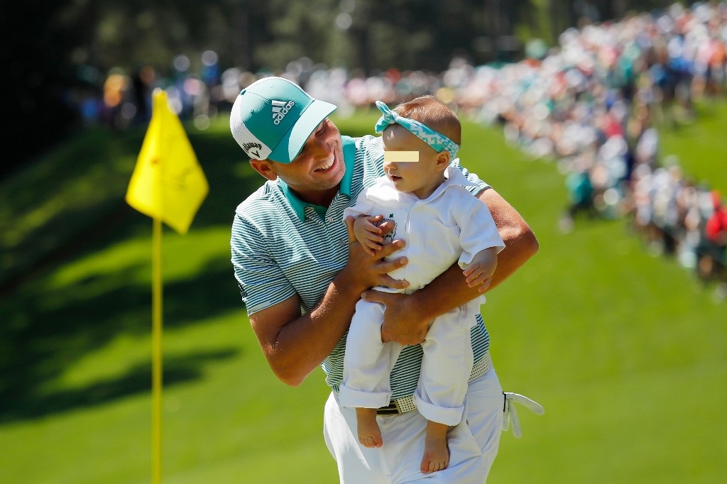 AUGUSTA Sergio Garcia con la piccola Azalea Adele durante il Par 3 Contest (foto Kevin C. Cox/Getty Images/AFP).