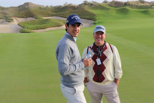 OMAN Matteo Manassero con un tifoso speciale (foto di Ornella Parigi).