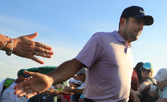 AUGUSTA Francesco Molinari quasi sorrridente uscendo dal green della 18 (foto di Mike Ehrmann/Getty Images/AFP)