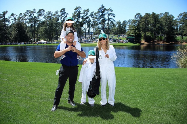 AUGUSTA Francesco Molinari con la moglie Valentina e i figli (foto Andrew Redington/Getty Images/AFP)