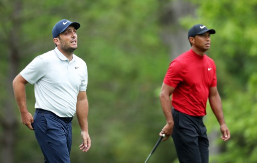 AUGUSTA Chicco e Tiger Woods poco dopo il via del quarto giro (foto Afp)