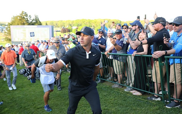 FARMINGDALE Brooks Koepka lancia la pallina dopo aver chiuso il terzo giro al PGA Championship 2019 (foto Warren Little/Getty Images/AFP).