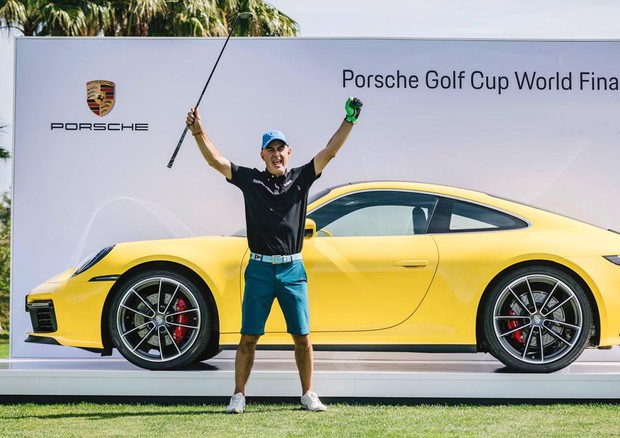 Hole-in-one a Maiora, l'esultanza di Marco Leoni (foto Porsche).