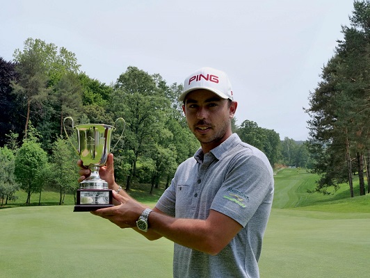 APPIANO GENTILE - Sebastian Garcia Rodriguez alza il trofeo "Bordoni" (Foto Bellicini).