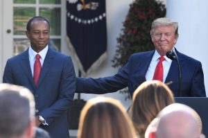 Donald Trump premia Tiger Woods con la Medal of Freedom dopo la sua vittoria al Masters 2019 (Foto di SAUL LOEB / AFP)