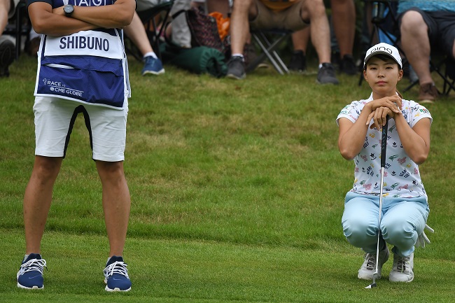 Hinako Shibuno aspetta il suo turno alla buca 3 di del Woburn Golf Club.