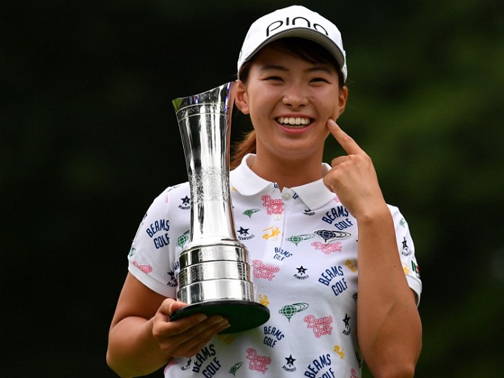 Hinako Shibuno con l'inconfondibile sorriso festeggia la vittoria nel Women's British Open giocato a nord di Londra (foto Ben Stansall / Afp)