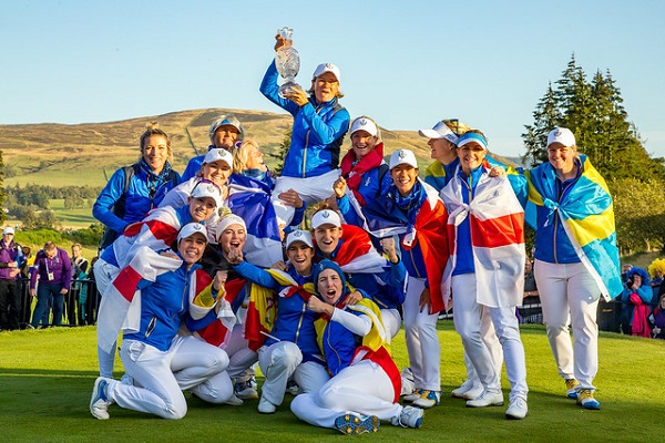 GLENEAGLES - Foto di gruppo dopo la vittoria in Solheim Cup.