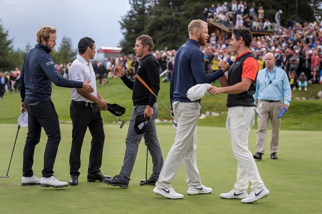 CRANS MONTANA Affollato il green della 18 ! Da sx Kalle Samooja, Andres Romero, Lorenzo Gagli, Sebastian Soderberg e Rory McIlroy (Foto di Fabrice Coffrini / Afp).