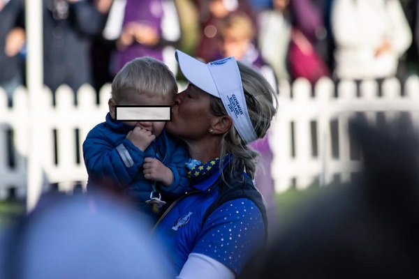 GLENEAGLES Suzanne Petterzen bacia il figlio. La svedese si è ritirata dalle gare proprio dopo il successo in Solheim Cup 2019 (Foto Ashley Harris).