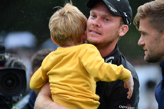 WENTWORTH Danny Willett col figlio dopo la vittoria (Foto di Paul ELLIS / AFP).