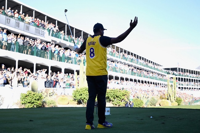 SCOTTSDALE, ARIZONA Tony Finau scalda la folla alla buca 16 con la casacca di Kobe Bryant durante il primo giorno del Waste Management Phoenix Open (foto Christian Petersen/Getty Images/AFP)