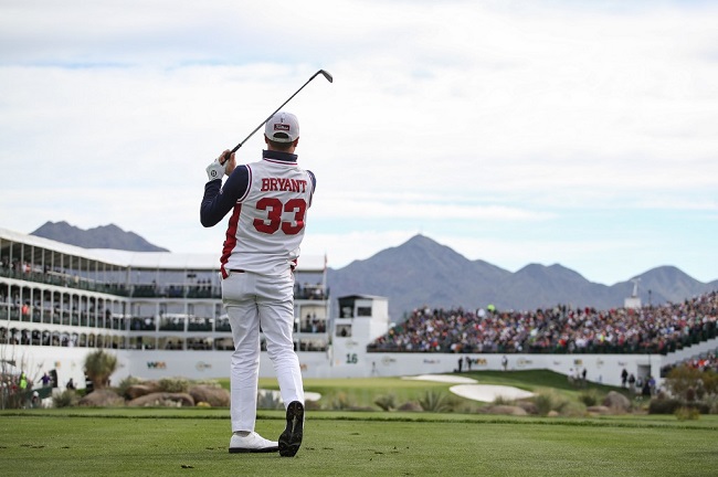 SCOTTSDALE, ARIZONA Justin Thomas dopo il tee shot in memoria di Kobe Bryant (foto Christian Petersen/Getty Images/AFP)