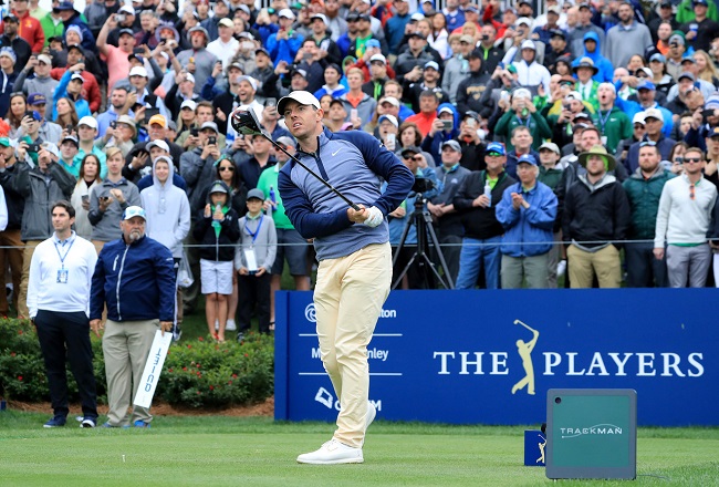 PONTE VEDRA BEACH Rory McIlroy of Northern dopo il tee shot al par 4 della buca 18 del The Players Championship 2019 allo Stadium Course di TPC Sawgrass (foto di David Cannon/Getty Images)