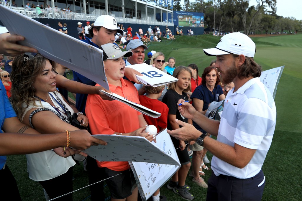 PONTE VEDRA BEACH Tommy Fleetwood a marzo firmava autografi nel giro di pratica del "The PLAYERS Championship" (foto di Sam Greenwood/Getty Images/AFP) PGA TOUR