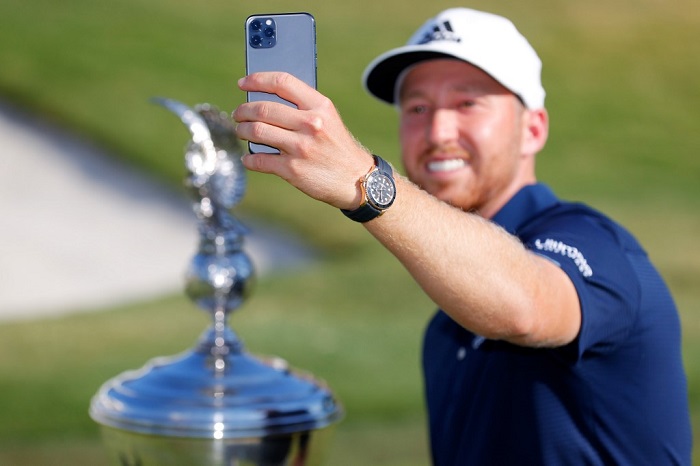 FORT WORTH Daniel Berger si immortala con il Leonard Trophy dopo la vittoria al playoff con Collin Morikawa (foto di Tom Pennington/Getty Images/AFP)