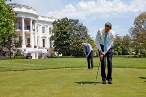 APRILE 2009 L'allora presidente Barack Obama e il suo vice Joe Biden sul putting green della Casa Bianca (AFP PHOTO/White House/Pete Souza/HO)