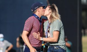 HOUSTON Carlos Ortiz e la moglie Haley dopo la vittoria allo Houston Open giocato al Memorial Park Golf Course (foto Carmen Mandato/Getty Images/AFP)